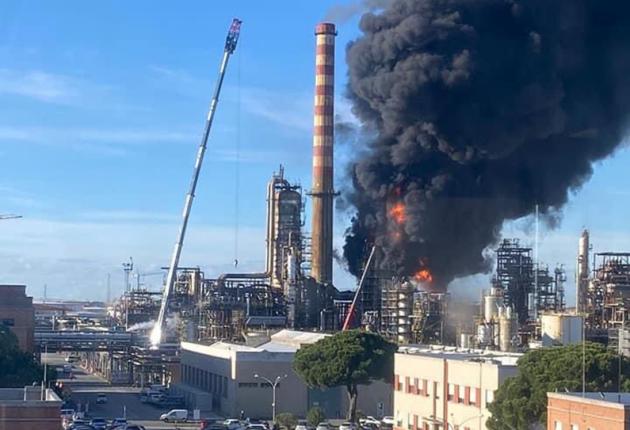 Incendio nella raffineria Eni di Livorno, fumo visibile a chilometri di distanza