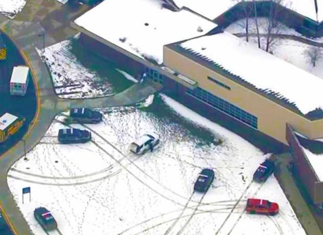Sparatoria in Michigan, ragazzo 15enne apre il fuoco in un liceo: 3 morti e 8 feriti