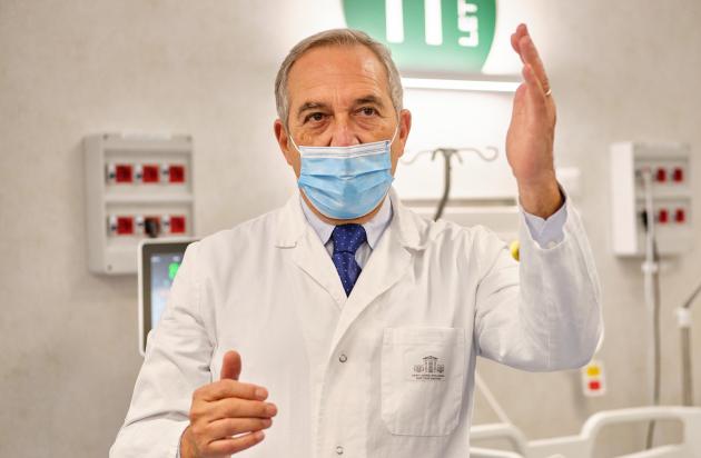 Variante Omicron, Vaia: "Sembra più benigna, sarà un buon Natale"