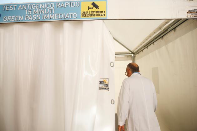 Vaccino per i neonati, l'Aifa corre con una fretta incomprensibile