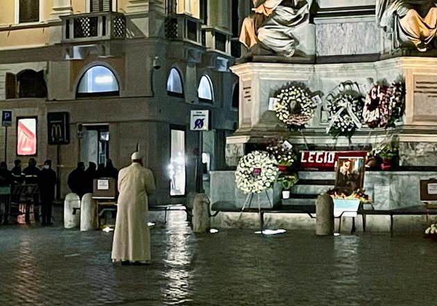 Festa dell'Immacolata, incursione a sorpresa di Papa Francesco in Piazza di Spagna
