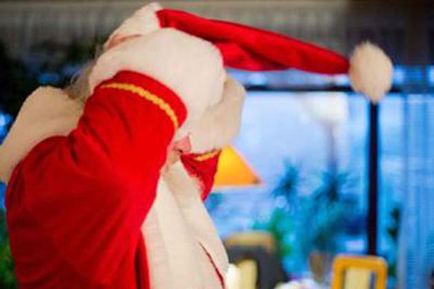 Roma, rapina farmacia vestito da Babbo Natale: polizia sulle tracce dell'uomo