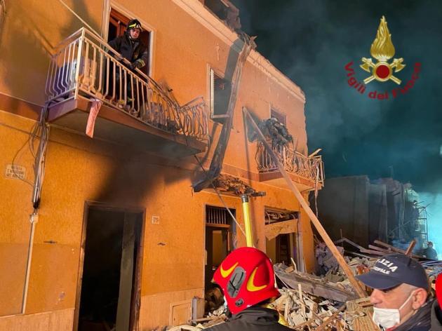 Esplosione a Ravanusa, si scava ancora tra le macerie della palazzina crollata