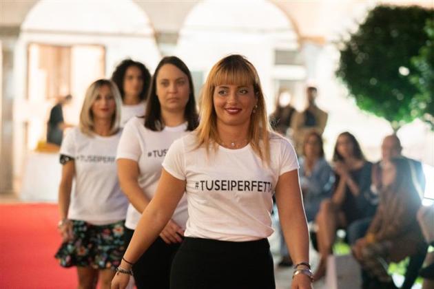 Body positivity. La t-shirt "TuSeiPerfetta" di Unyli è un messaggio di positività e inclusione