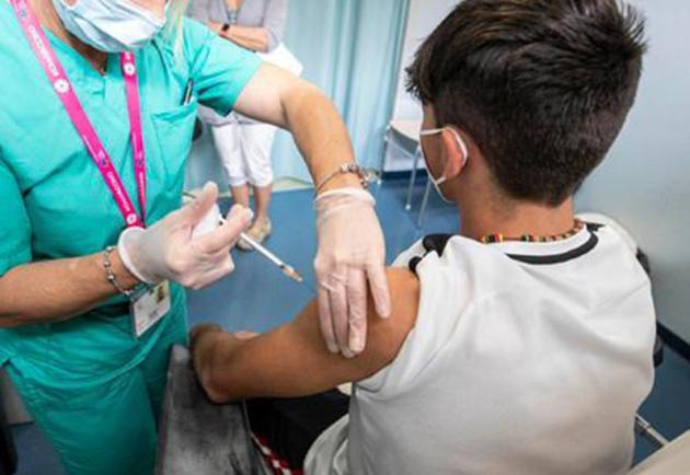 Vaccino, Israele non somministrerà la quarta dose: contro Omicron ne bastano tre