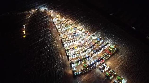 Albero di Natale con i trattori: 107 trattoristi per una figura da record