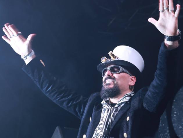 Gigi D'Agostino durante un concerto