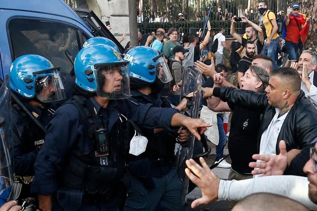 Scontri durante manifestazione No Green Pass a Roma, ottobre 2021