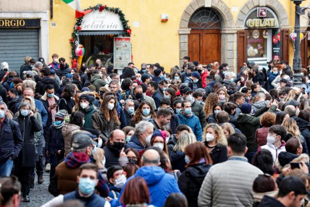 Aumento contagi, le ipotesi sul tavolo: dal tampone ai vaccinati alla riduzione del Green pass