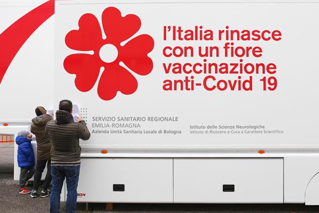 Vaccino, quando i tele-virologi ipotizzavano un'immunità dal virus "fino a due anni"