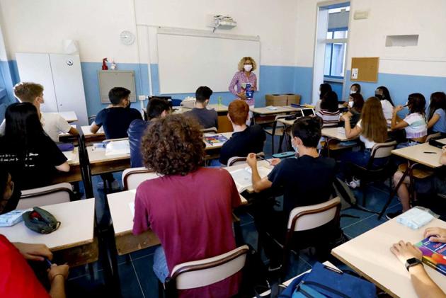 Rientro a scuola, il governo ribadisce il no al rinvio: tutti in classe il 10 gennaio