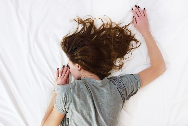 Omicron, tra i sintomi della variante potrebbe esserci anche la paralisi del sonno