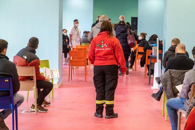 Obbligo vaccinale per gli over 50, da quando scatta, multa e prima dose: tutte le regole