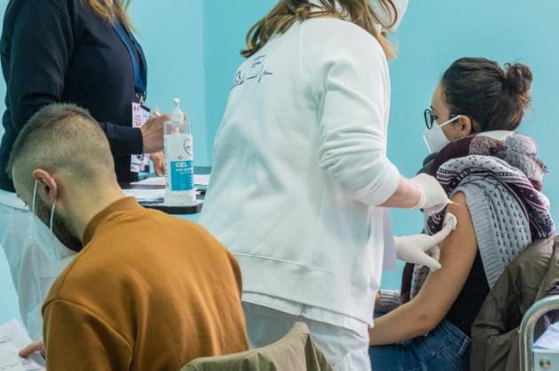 Covid Francia, Governo non imporrà obbligo vaccinale: "Mezzo non efficace"