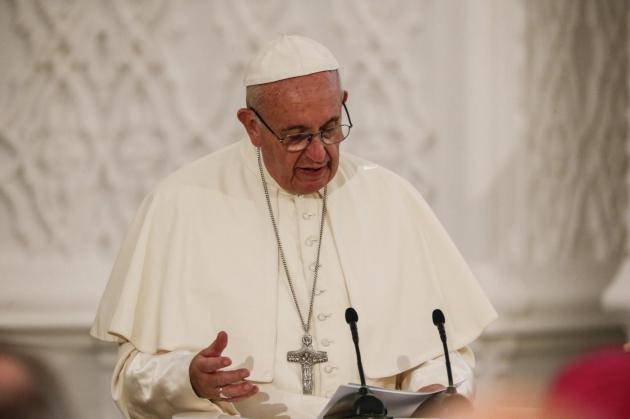 Papa Francesco positivo al Covid: il rischio che preoccupa il vaticano dopo il contatto con il collaboratore contagiato