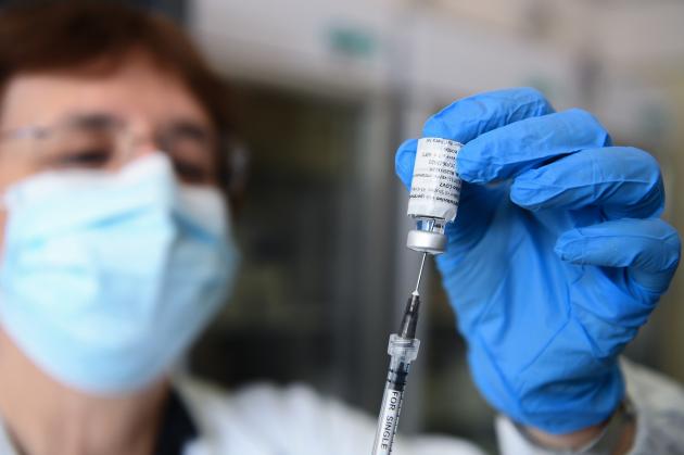 Quarta dose, arriva la ricerca smonta i vaccini: "Non vanno bene per Omicron"