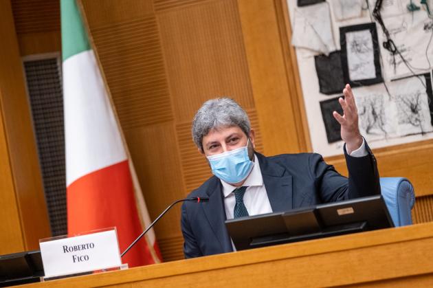 Quirinale, l'idea "geniale" di Fico: far votare i positivi al Covid nel parcheggio