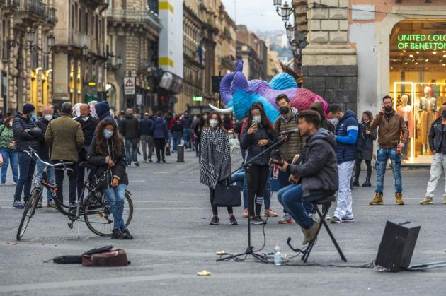 Covid, Regioni in zona arancione e gialla: cosa cambia da oggi 
