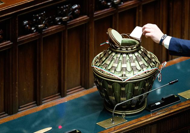 Quirinale, votata la "signora" scheda bianca: alla fine qualcuno lo ha scritto davvero