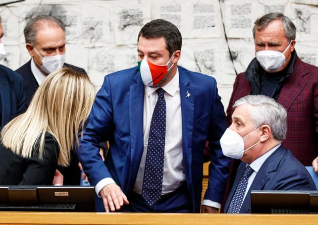 Quirinale, resa dei conti nel centrodestra: nella notte tutti contro tutti tra urla e litigi. "È tutto un casino" 