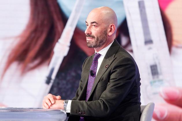 Covid, Bassetti: "Valutare la fine dell'obbligo di Green Pass"