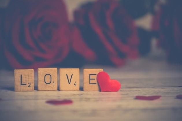 San Valentino: tutte le frasi romantiche, celebri, spiritose e ironiche (anche per single)