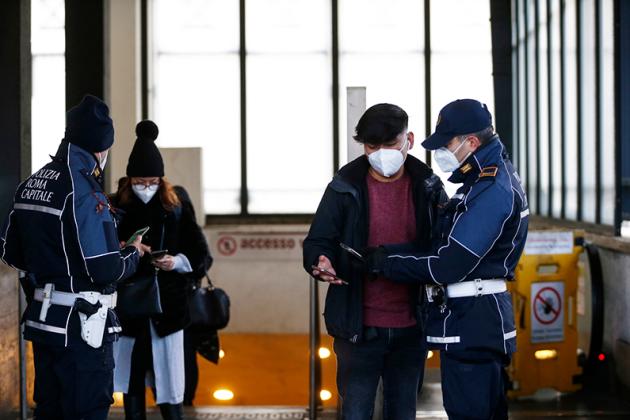 Mascherine all'aperto, dall'11 febbraio stop all'obbligo in tutte le zone: oggi l'ordinanza di Speranza