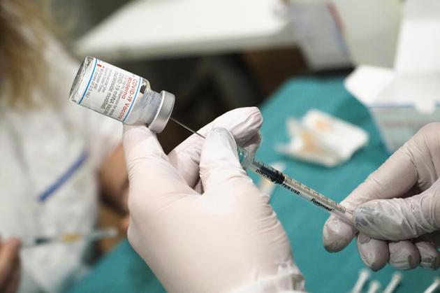 Quarta dose, l'Aifa annuncia che non ci sarà: al suo posto "un richiamo, speriamo annuale"