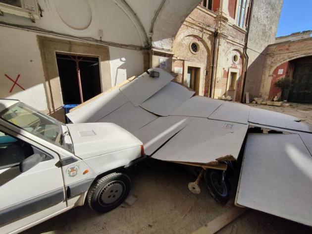 San Severo, senza green pass non può entrare in comune: 50enne sfonda con l'auto il portone