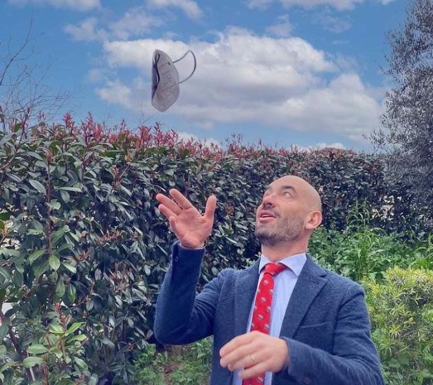 Covid, Bassetti: "Non è  il patibolo. Torniamo a divertirci, viva la vita"
