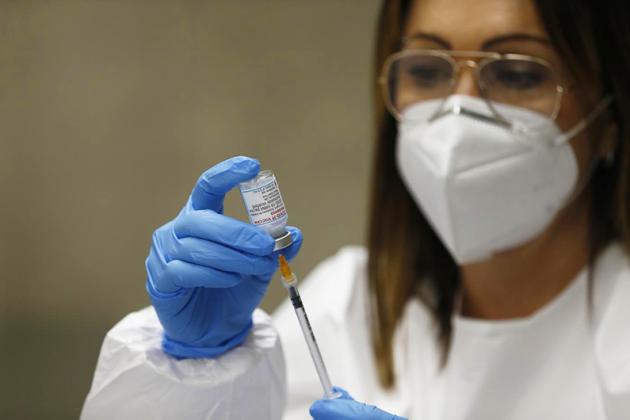 Covid, i vaccini bloccano tutte le varianti per sei mesi: lo rivela studio italo-americano