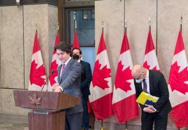 Proteste camionisti Canada, Trudeau invoca l’Emergency Act: "Non sono pacifiche"