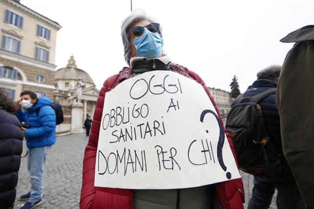 Obbligo vaccinale per i sanitari, il Tar della Lombardia ne prospetta l'illegittimità costituzionale