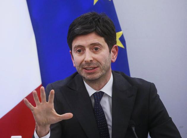 Quarta dose per tutti, Speranza non cede: "Valutiamo il richiamo dopo l'estate"
