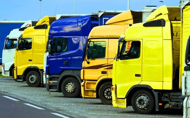 Sciopero camionisti, proteste in diverse regioni contro il caro carburante: disagi sull'A1