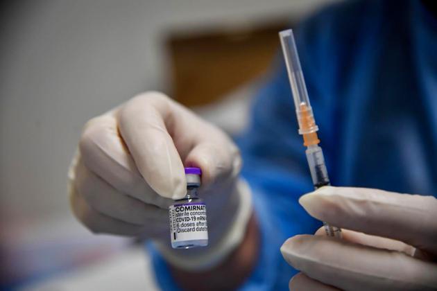Quarta dose vaccino, l'indiscrezione su Pfizer: "chiederà l'autorizzazione per gli over 65"