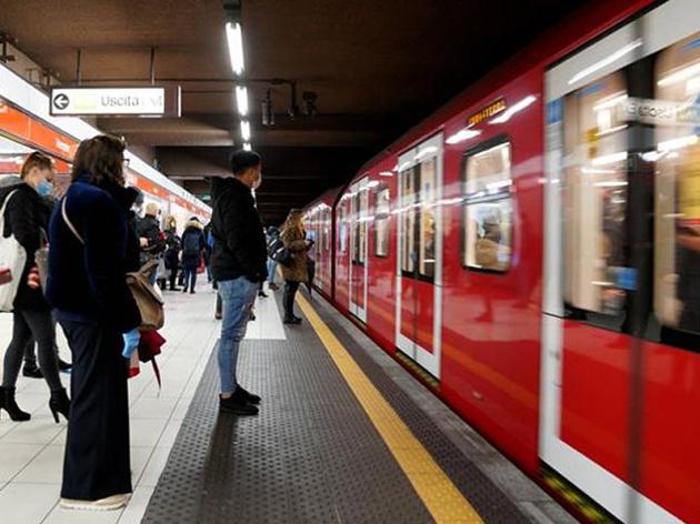 Milano, minorenne rapinato e abusato in metropolitana: fermato un ragazzo 17enne