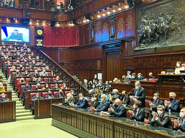 Zelensky al Parlamento italiano, alle 11 il discorso in video del presidente ucraino
