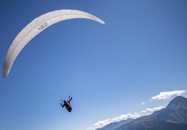 Guida alpina precipita con il parapendio in Valle d'Aosta, muore a 41 anni