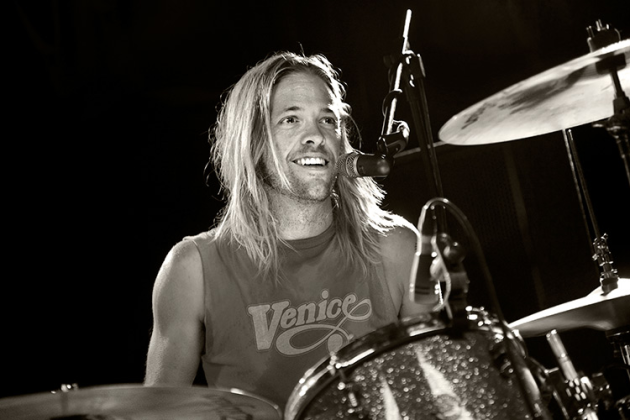 Taylor Hawkins morto a 50 anni: addio al batterista dei Foo Fighters