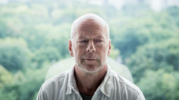 Bruce Willis si ritira: "Ha l'afasia, non può più recitare". Il dramma dell'attore