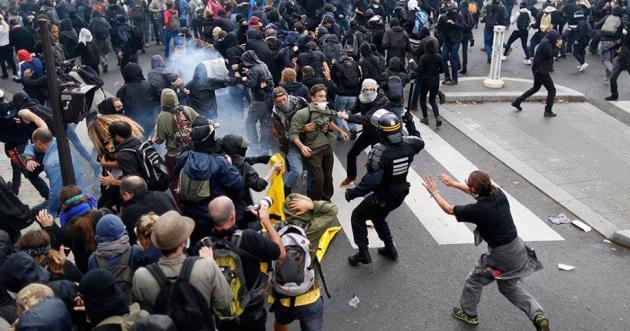 Scontri per il primo maggio a Parigi, lanciata una molotov agli agenti. Violenze in tutta la Francia