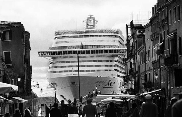 Una grande nave in bacino San Marco, Venezia, 2013 di Gianni Berengo Gardin