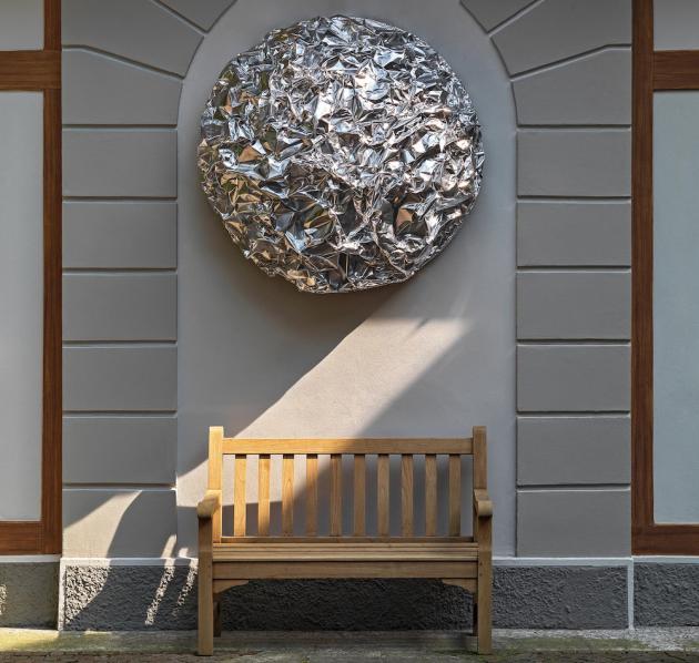 Tiziana Lorenzelli, Moon, 2022, silver aluminium ALUFLEXIA®, 100 x 100 x 45 cm.