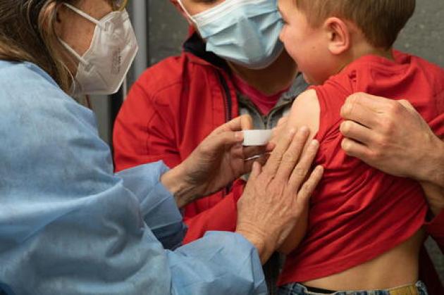 Covid, nuova follia Usa: approvato il booster del vaccino Pfizer per i bimbi 5-11 anni