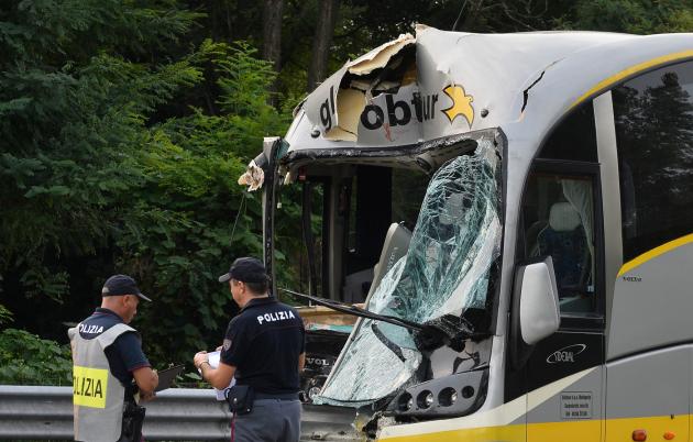 La Spezia, malore improvviso per il conducente di un bus che finisce fuori strada