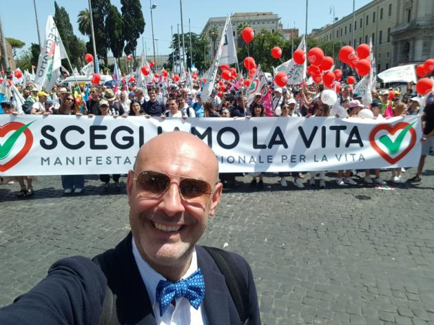 Aborto, Pro Life sfila a Roma per dire 'Scegliamo la vita'. Pillon: "Non siamo contro nessuno, ma per la vita di tutti"