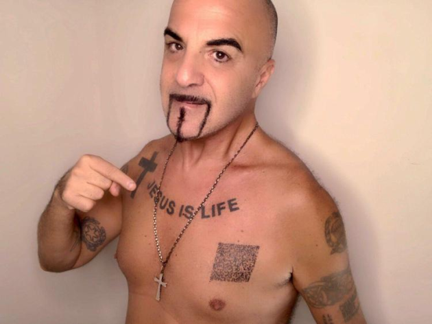 Dj Aniceto si fa tatuare il qr code del green pass e lo dedica a Draghi. Degrado tutto italiano