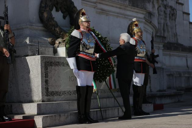 2 giugno, Mattarella all'Altare della Patria: "Insieme per la pace"