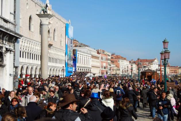 Venezia, chi non dorme in città pagherà una tassa